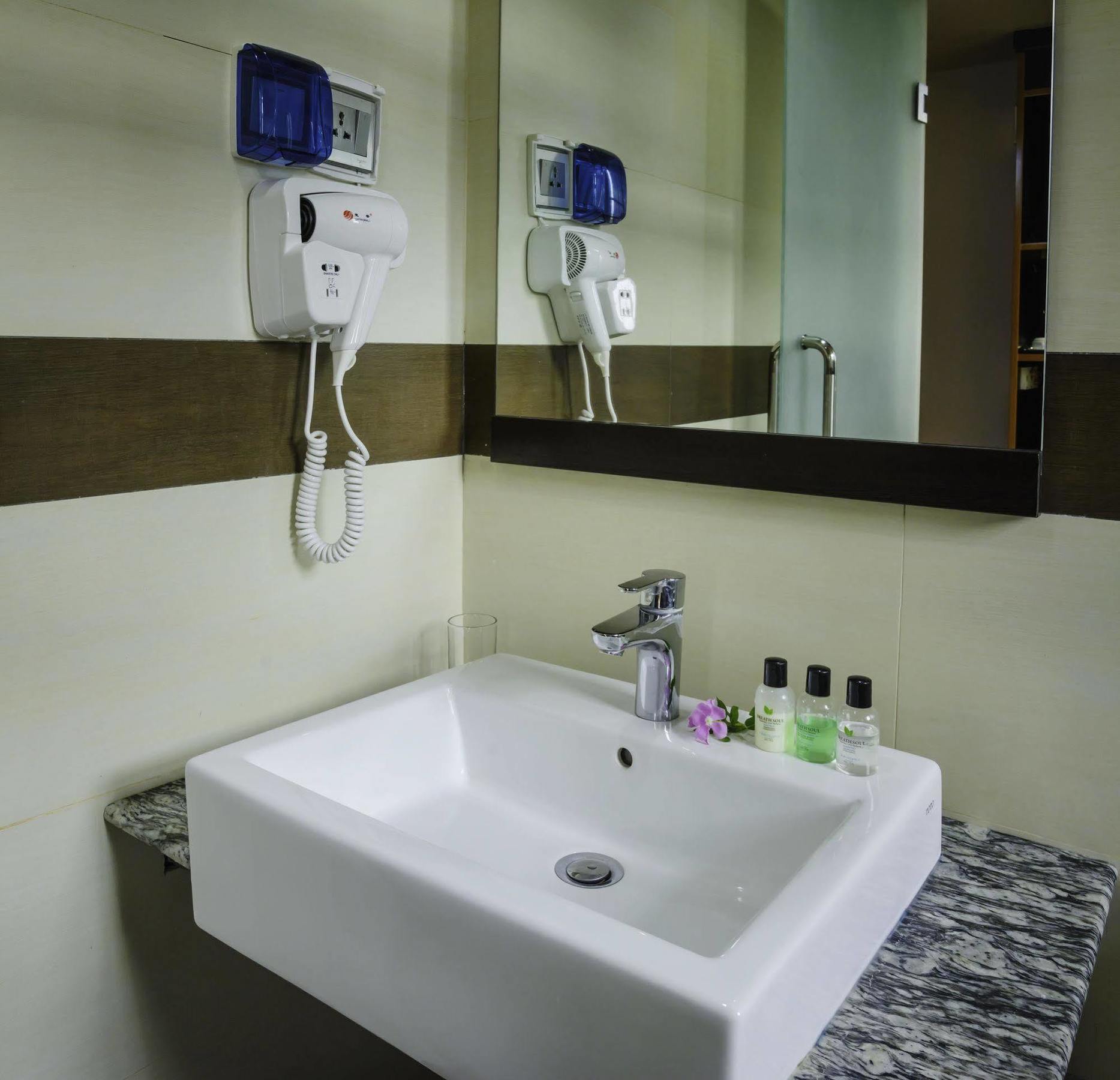 Clear Sky Inn Хулхумале Екстериор снимка